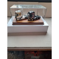 Boîte vitrine de luxe avec eclairage pour 2 tracteurs 1/50