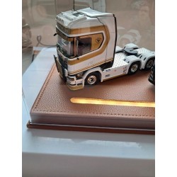 Boîte vitrine de luxe avec eclairage pour 2 tracteurs 1/50