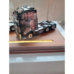 Boîte vitrine de luxe avec eclairage pour 2 tracteurs 1/50