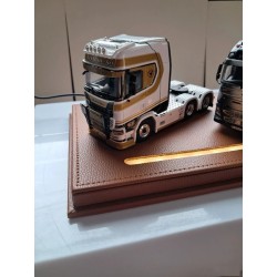 Boîte vitrine de luxe avec eclairage pour 2 tracteurs 1/50