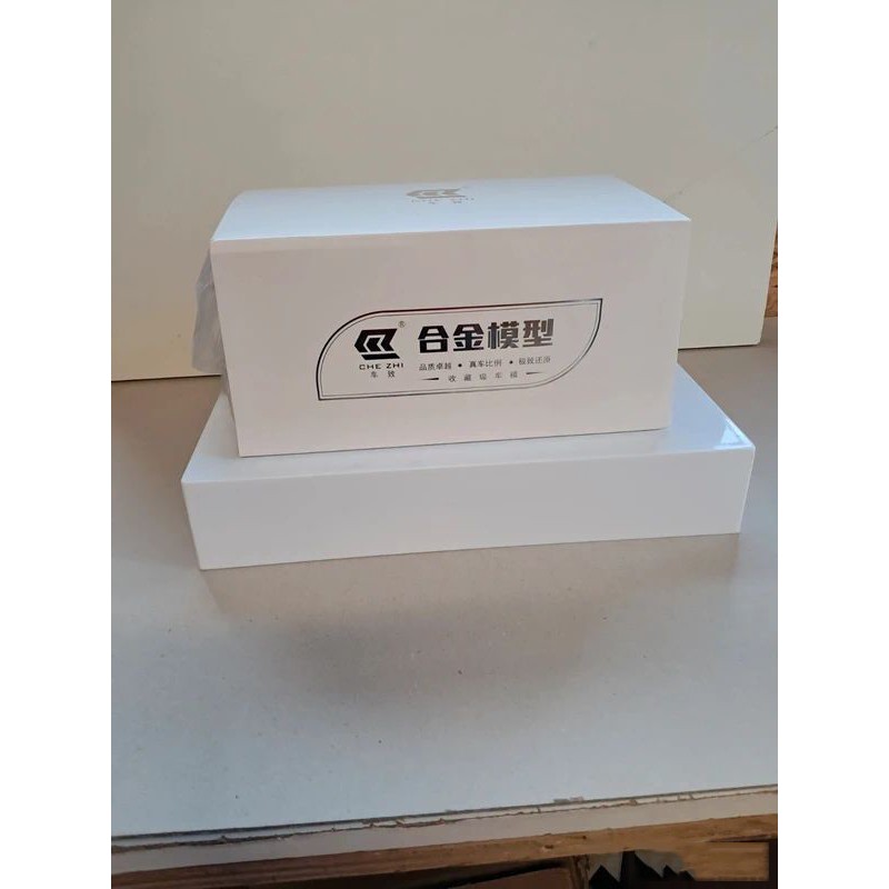 Boîte vitrine de luxe avec eclairage pour 2 tracteurs 1/50