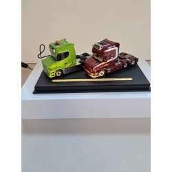 Boîte vitrine de luxe avec eclairage pour 2 tracteurs 1/50