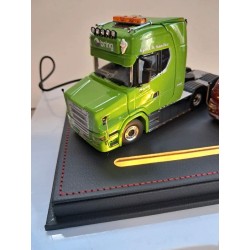 Boîte vitrine de luxe avec eclairage pour 2 tracteurs 1/50